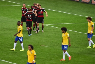 DÇ-2014: Almaniya Braziliyanı rüsvay edib finala yüksəldi